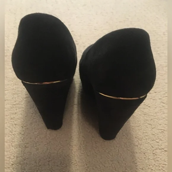 Club Couture Closed Toe Suede Wedges - Picture 4 of 7
